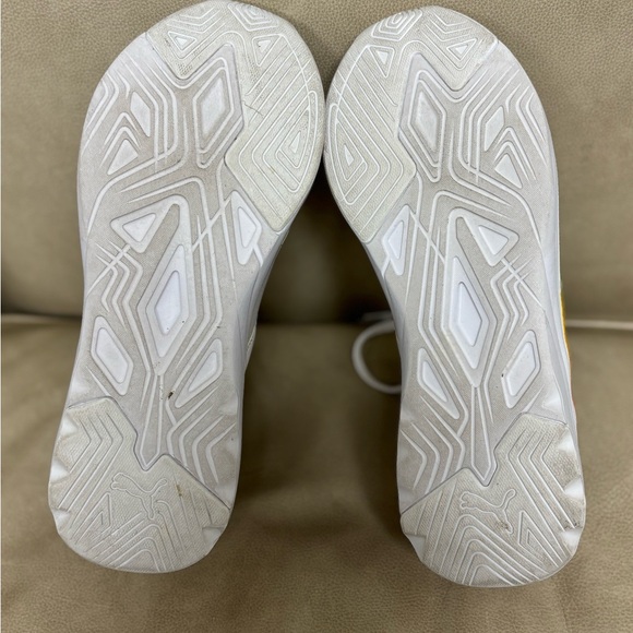 Gently used Puma athletic shoes - Picture 5 of 6